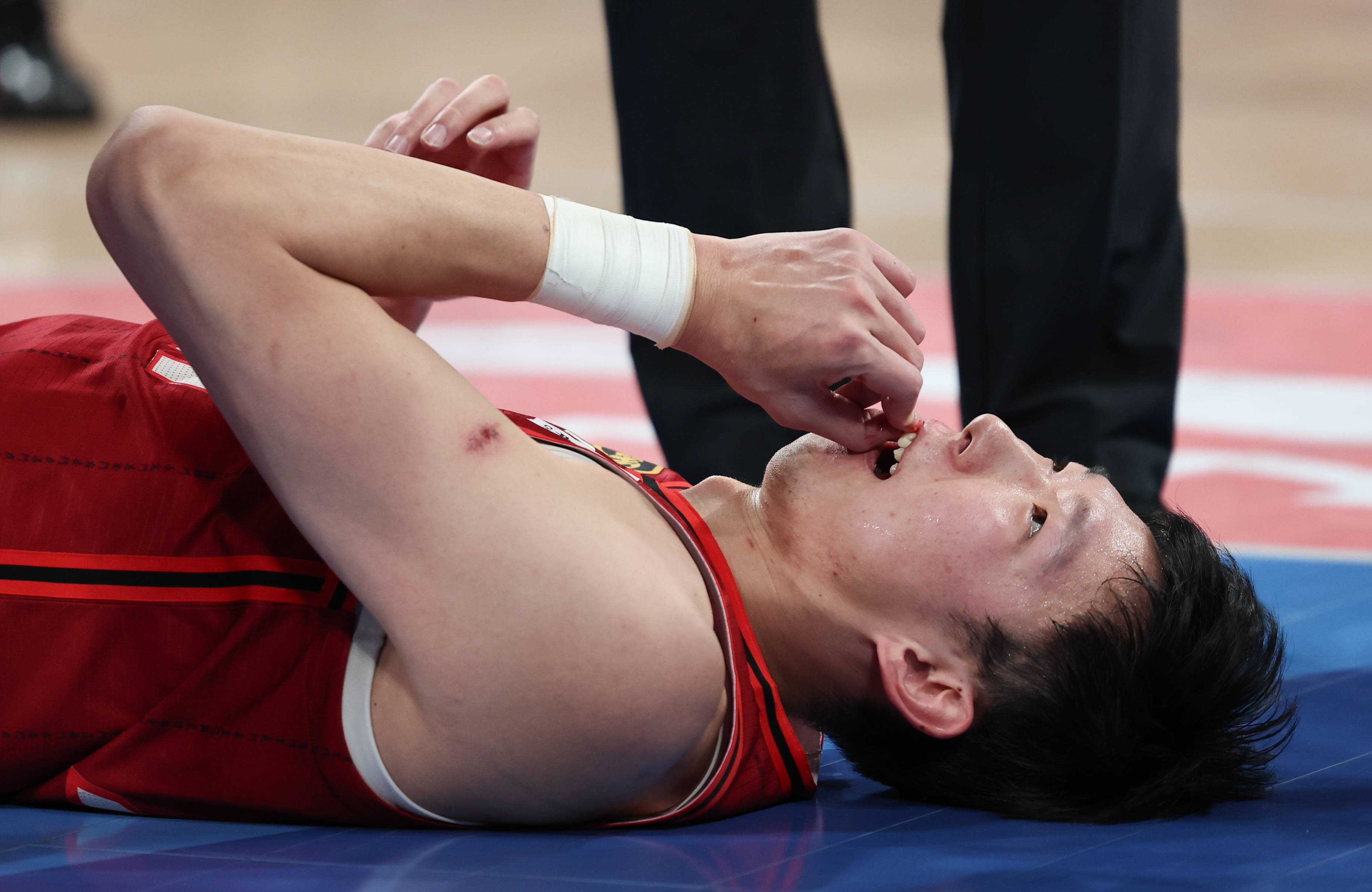 皇冠登3管理出租_曝周琦已做完眼角膜缝合手术 4年前曾出现视网膜裂孔