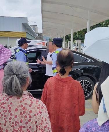 皇冠信用网申请_广西南宁一幼童被陌生男子抱进车内 属地派出所回应：系误会