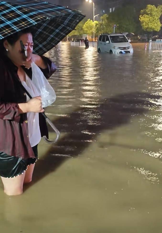 皇冠信用盘登3代理_女子回应意外落入下水道皇冠信用盘登3代理，被救后守在附近提醒路人：我险些遇难，不能让别人再遇危险