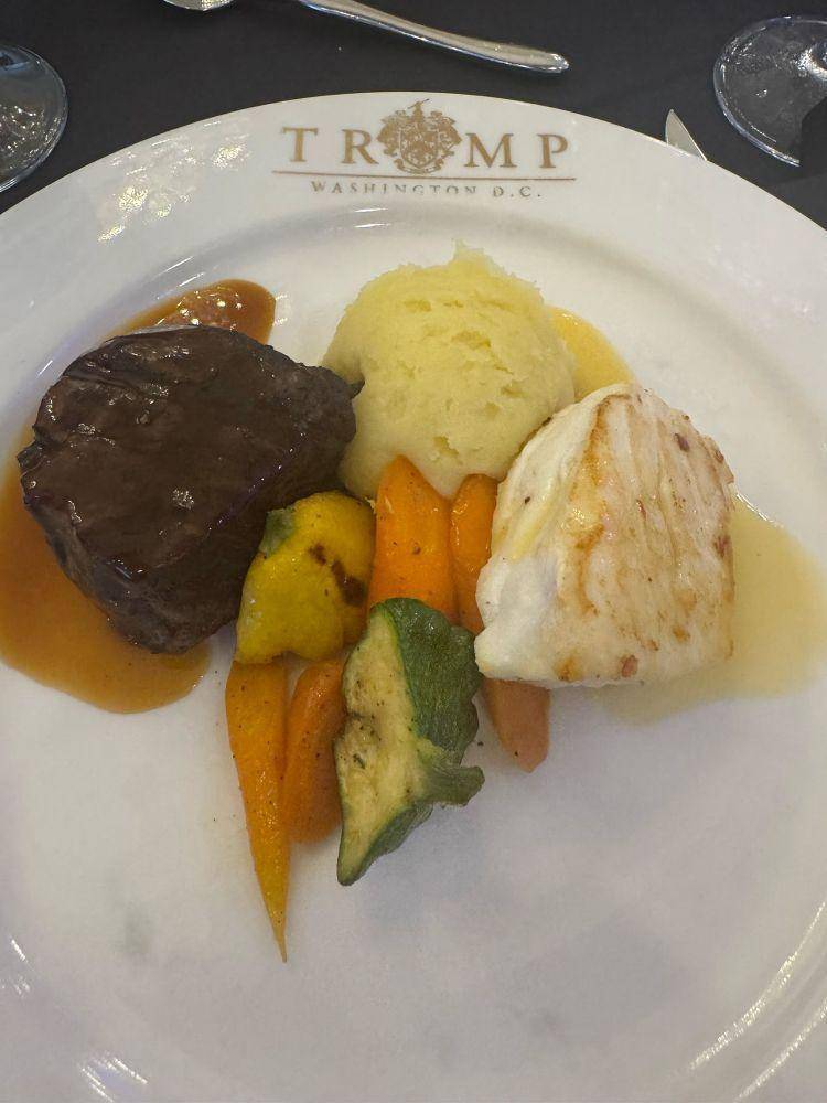 皇冠信用盘开号_外媒：特朗普豪华晚宴被宾客吐槽皇冠信用盘开号，食物比廉航飞机餐还糟糕，演讲空洞匆匆离场