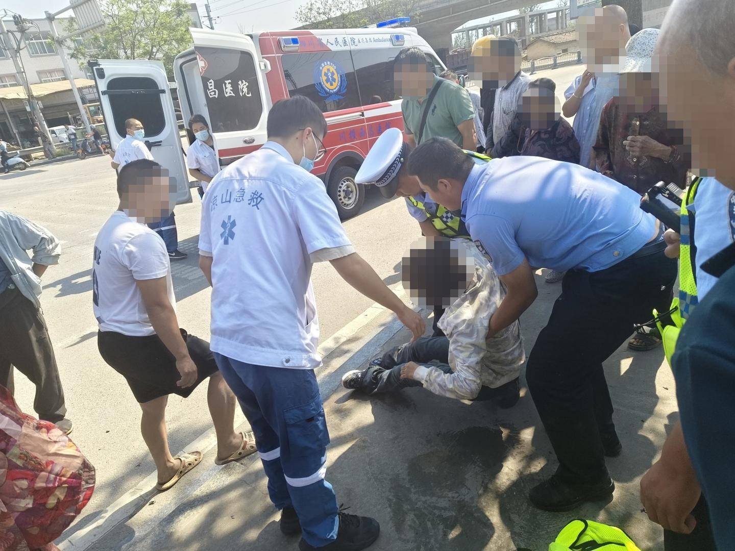 皇冠信用网平台出租_辅警跳河救起轻生女皇冠信用网平台出租，上岸时被红火蚁咬伤：系最危险入侵物种之一，过敏者或致休克