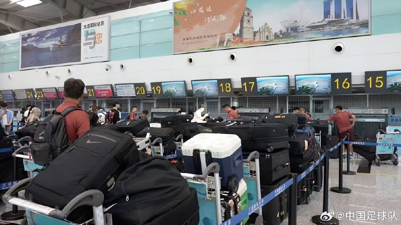 芝加哥天空篮球_被指出征东亚杯行李较多芝加哥天空篮球，国足官方回应：共托运行李140件，其中队伍装备行李56件