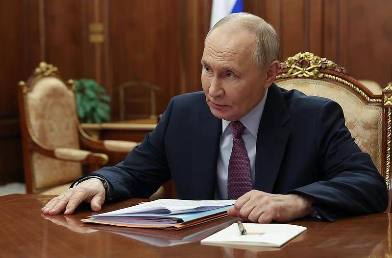 皇冠体育App下载_真要轰炸莫斯科？普京被激怒皇冠体育App下载，特朗普突然变脸，对乌克兰下了死命令