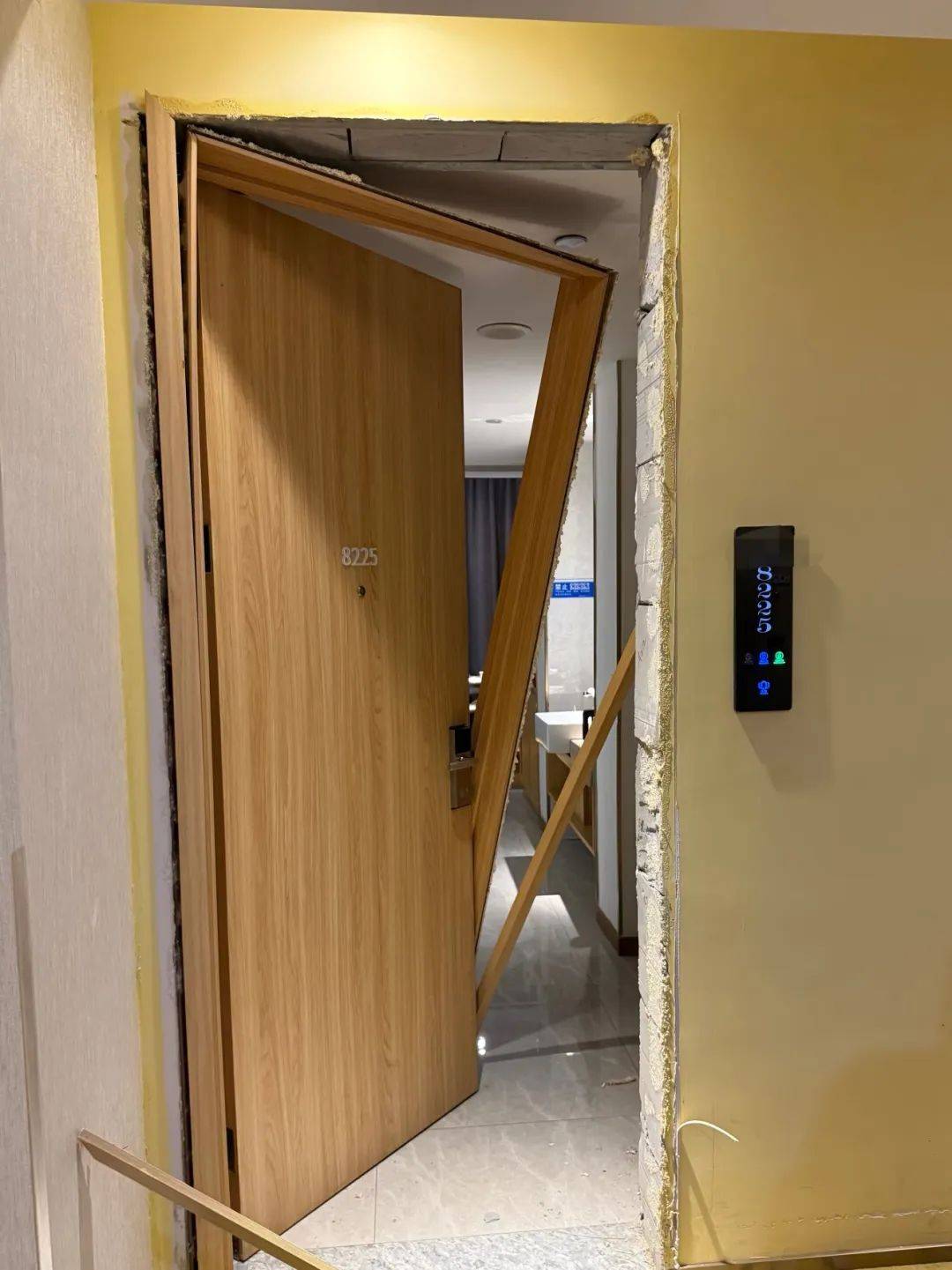 皇冠信用网出租足球_男子在杭州一酒店洗澡时被陌生人暴力闯入皇冠信用网出租足球，房间大门被踢烂，踹门男子怀疑前女友正在酒店与他人开房