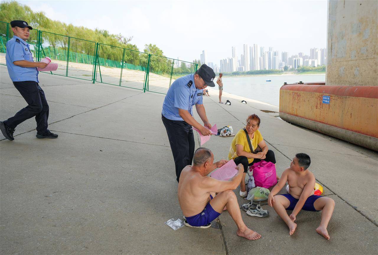 皇冠信用網会员开户_武汉多部门联合行动并提醒市民：远离两江通航水域皇冠信用網会员开户，莫让消暑变险情