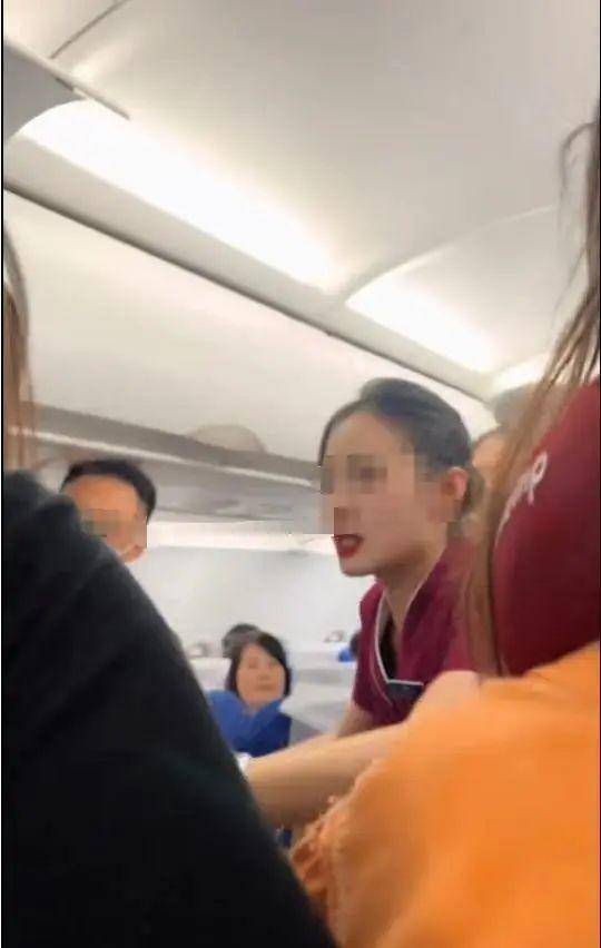 皇冠信用网怎么代理_“他还是孩子皇冠信用网怎么代理，你就不能体谅他吗？”疑因熊孩子顶座起冲突，飞机降落后女生被对方一家四口打趴