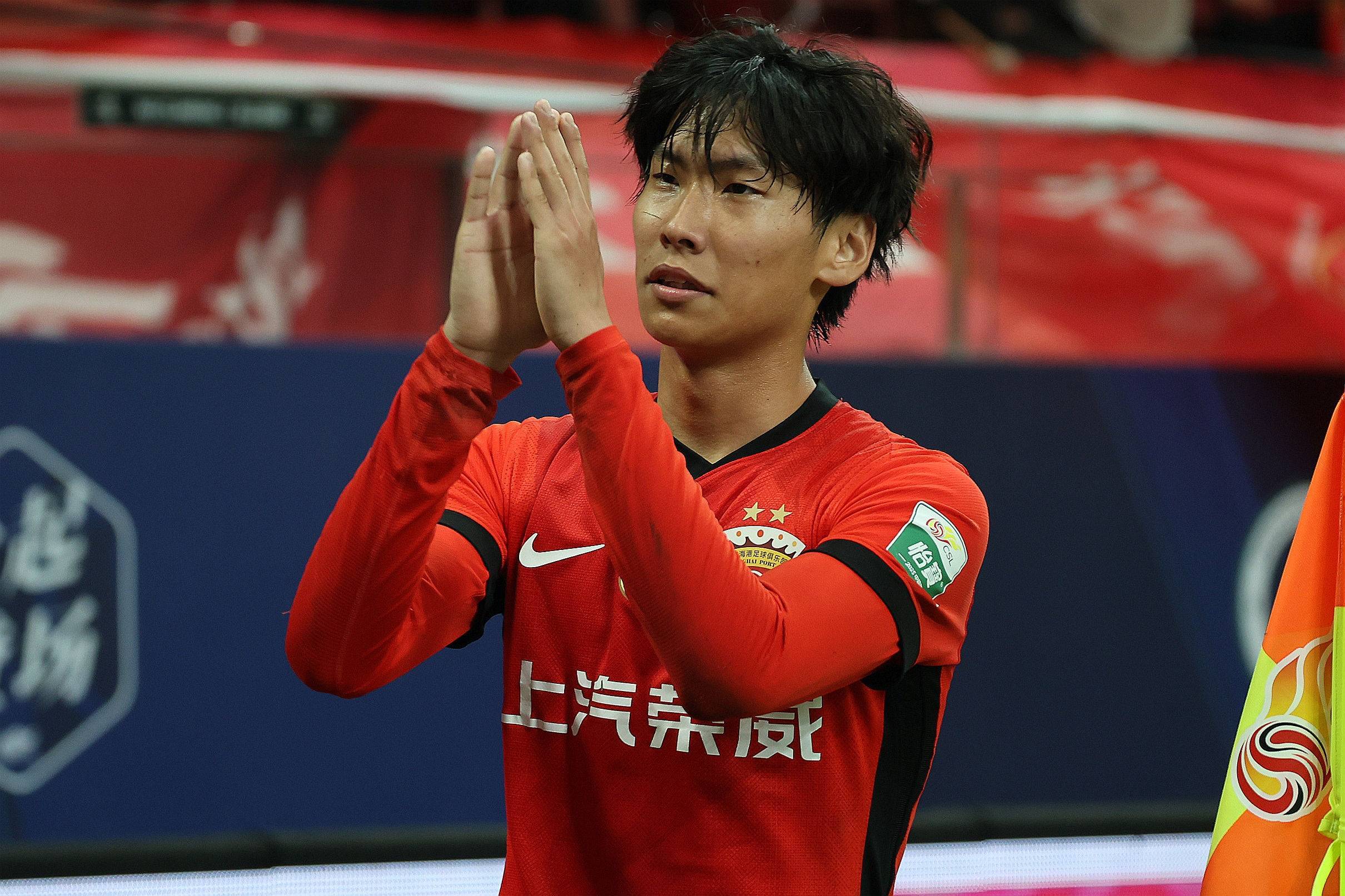 东京养乐多燕子队vs广岛东洋鲤鱼队_媒体人：李新翔最合适定位是踢替补中锋或影锋东京养乐多燕子队vs广岛东洋鲤鱼队，边路不是他的特点