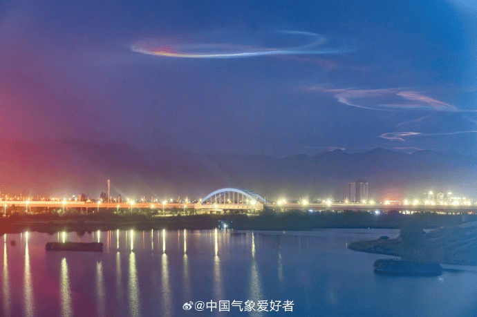 那不勒斯(女）vVs 帕尔马（女）_宁夏、甘肃、内蒙古多地夜空现“五彩祥云”那不勒斯(女）vVs 帕尔马（女），蔓延天际数小时，色彩炫丽科幻感拉满，天文博主：或与近期火箭发射有关
