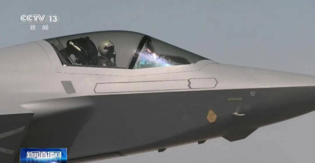 世界杯2026欧洲外围赛_中国歼-35最新画面世界杯2026欧洲外围赛！6枚中距弹、隐藏登机梯首次曝光！