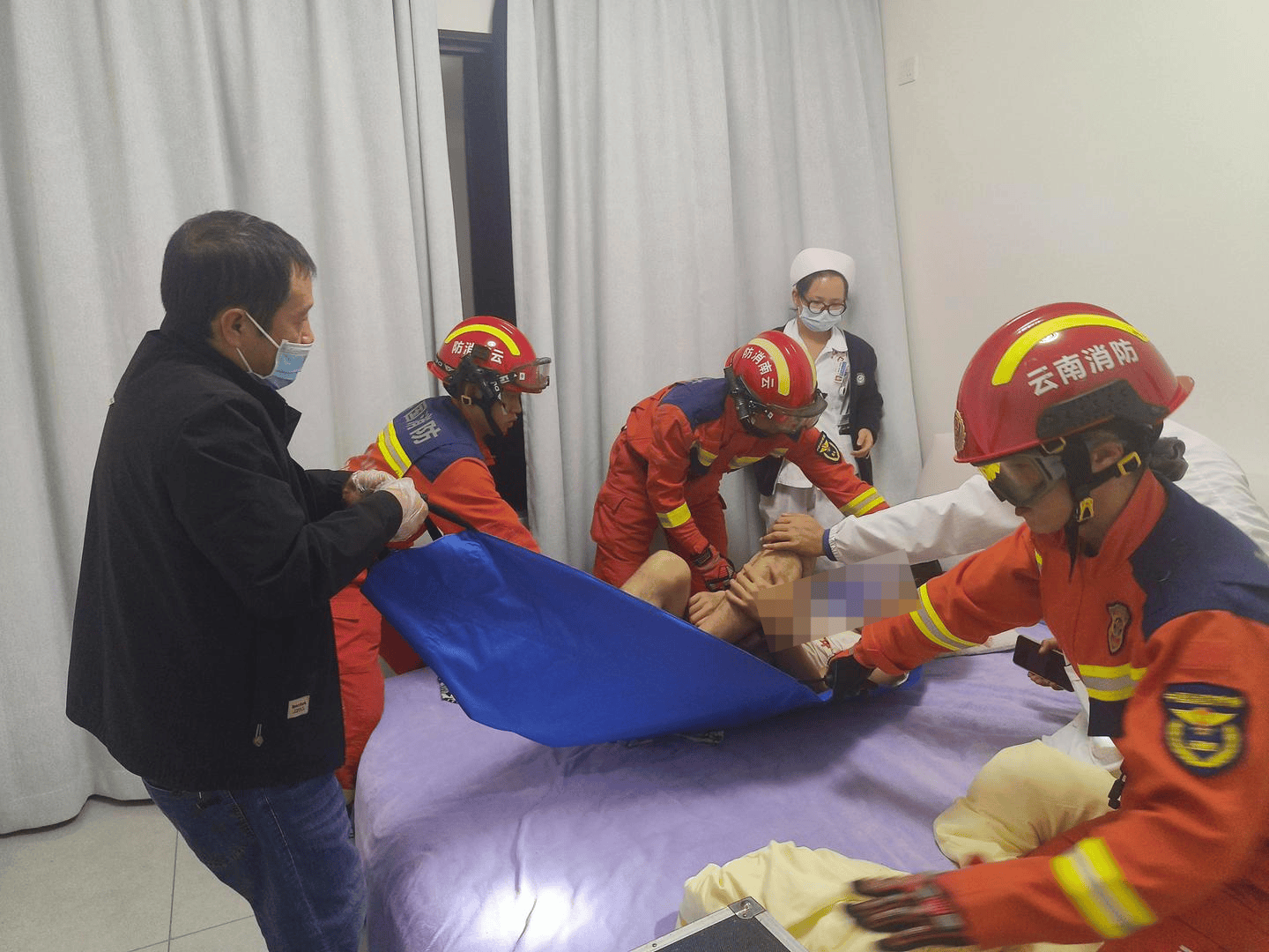 皇冠信用网代理怎么申请_男子在家独饮醉酒后凌晨打120求救 医生敲门无人应答皇冠信用网代理怎么申请，消防破门解救