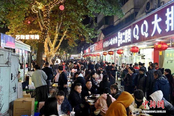 英格兰联赛_安徽广德“三件套”出圈 江浙等地游客排队打卡