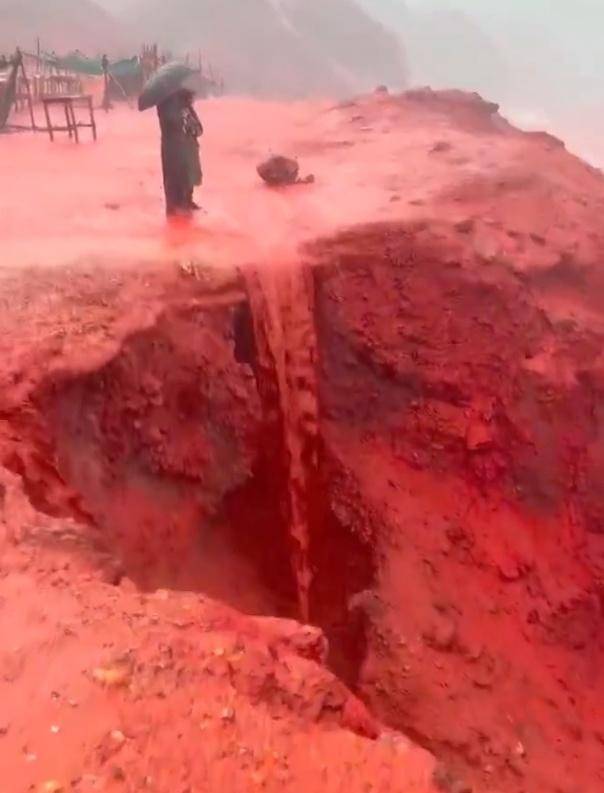 皇冠信用盘结算日是哪天_罕见！伊朗霍尔木兹岛遭遇强降雨皇冠信用盘结算日是哪天，部分海域变成“血色海洋”