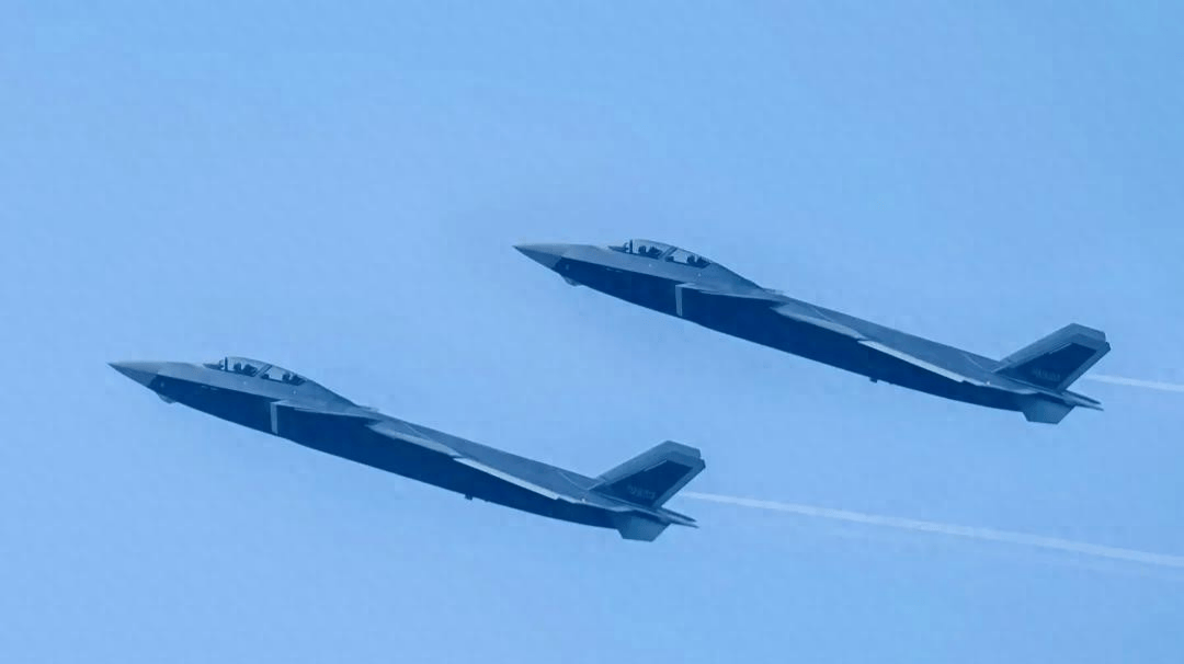 皇冠世界杯代理_美媒彻底坐不住了！歼-20现役有300架皇冠世界杯代理，歼-20S对美空军形成绝对碾压